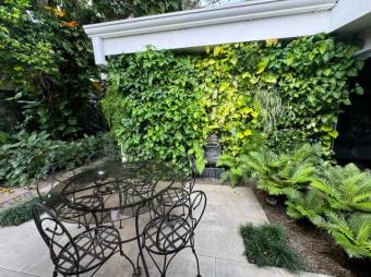 Se vende moderna casa con patio y terraza en Ciudad Colón 25-700