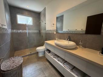 Se vende moderna casa con patio y terraza en Ciudad Colón 25-700