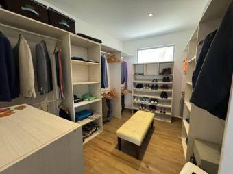 Se vende moderna casa con patio y terraza en Ciudad Colón 25-700