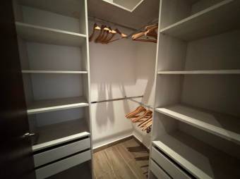 Se vende moderna casa con patio y terraza en Ciudad Colón 25-700