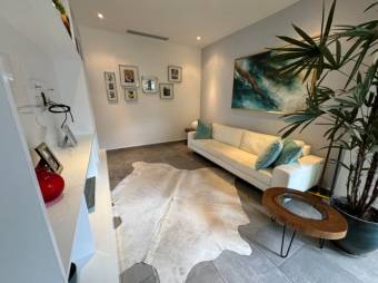 Se vende moderna casa con patio y terraza en Ciudad Colón 25-700