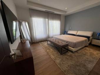 Se vende moderna casa con patio y terraza en Ciudad Colón 25-700