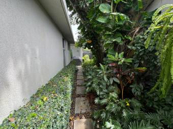 Se vende moderna casa con patio y terraza en Ciudad Colón 25-700