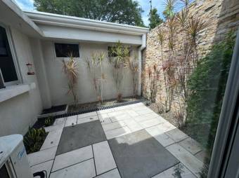Se vende moderna casa con patio y terraza en Ciudad Colón 25-700