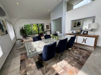 Se vende moderna casa con patio y terraza en Ciudad Colón 25-700