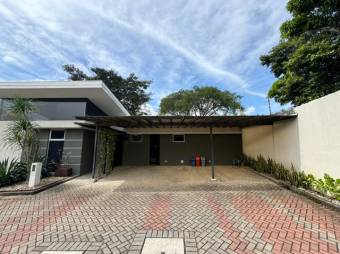 Se vende moderna casa con patio y terraza en Ciudad Colón 25-700