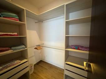 Se vende moderna casa con patio y terraza en Ciudad Colón 25-700