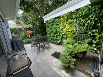 Se vende moderna casa con patio y terraza en Ciudad Colón 25-700