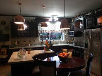 Se vende casa con lote de 2,200m2 en San Jerónimo San José 25-783