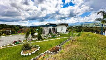 Se vende casa con mas de 8,500m2 de lote en Pérez Zeledón 25-1544