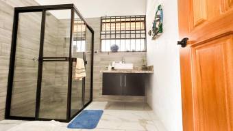 Se vende casa con mas de 8,500m2 de lote en Pérez Zeledón 25-1544