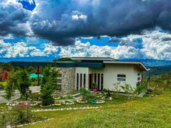 Se vende casa con mas de 8,500m2 de lote en Pérez Zeledón 25-1544