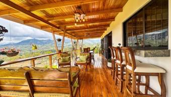 Se vende casa con mas de 8,500m2 de lote en Pérez Zeledón 25-1544