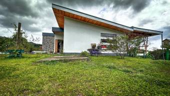 Se vende casa con mas de 8,500m2 de lote en Pérez Zeledón 25-1544