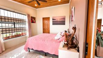 Se vende casa con mas de 8,500m2 de lote en Pérez Zeledón 25-1544