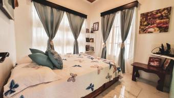 Se vende casa con mas de 8,500m2 de lote en Pérez Zeledón 25-1544