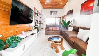 Se vende casa con mas de 8,500m2 de lote en Pérez Zeledón 25-1544