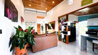 Se vende casa con mas de 8,500m2 de lote en Pérez Zeledón 25-1544