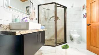 Se vende casa con mas de 8,500m2 de lote en Pérez Zeledón 25-1544