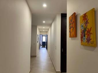 Se vende moderna casa con piscina en condominio de Uruca San José 25-337