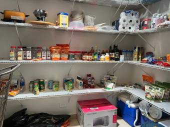 Se vende moderna casa con piscina en condominio de Uruca San José 25-337