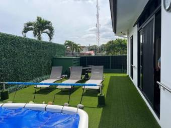 Se vende moderna casa con piscina en condominio de Uruca San José 25-337