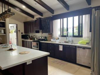 Se vende moderna casa con piscina en condominio de Uruca San José 25-337