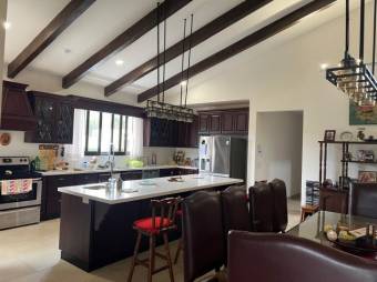 Se vende moderna casa con piscina en condominio de Uruca San José 25-337