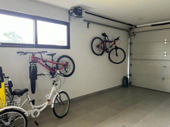 Se vende moderna casa con piscina en condominio de Uruca San José 25-337