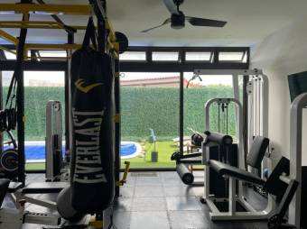 Se vende moderna casa con piscina en condominio de Uruca San José 25-337