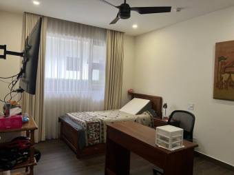 Se vende moderna casa con piscina en condominio de Uruca San José 25-337