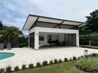 Se vende moderna casa con piscina en condominio de Uruca San José 25-337