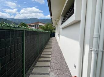 Se vende moderna casa con piscina en condominio de Uruca San José 25-337