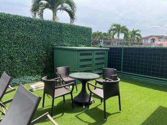 Se vende moderna casa con piscina en condominio de Uruca San José 25-337