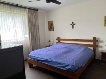 Se vende moderna casa con piscina en condominio de Uruca San José 25-337