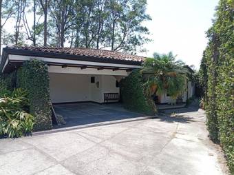 Se vende casa con mas de 2,100m2 en Lindora de Santa Ana 25-1498