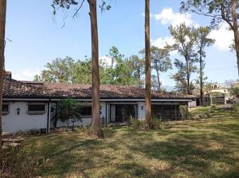 Se vende casa con mas de 2,100m2 en Lindora de Santa Ana 25-1498