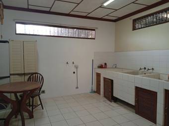 Se vende casa con mas de 2,100m2 en Lindora de Santa Ana 25-1498