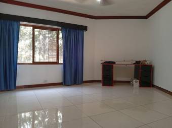 Se vende casa con mas de 2,100m2 en Lindora de Santa Ana 25-1498