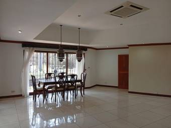 Se vende casa con mas de 2,100m2 en Lindora de Santa Ana 25-1498