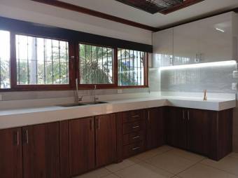 Se vende casa con mas de 2,100m2 en Lindora de Santa Ana 25-1498