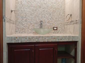 Se vende casa con mas de 2,100m2 en Lindora de Santa Ana 25-1498