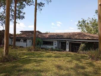 Se vende casa con mas de 2,100m2 en Lindora de Santa Ana 25-1498