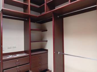 Se vende casa con mas de 2,100m2 en Lindora de Santa Ana 25-1498