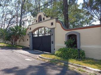 Se vende casa con mas de 2,100m2 en Lindora de Santa Ana 25-1498