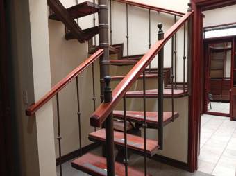 Se vende casa con mas de 2,100m2 en Lindora de Santa Ana 25-1498