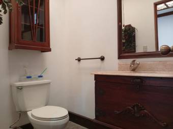 Se vende casa con mas de 2,100m2 en Lindora de Santa Ana 25-1498