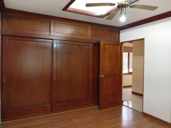 Se vende casa con mas de 2,100m2 en Lindora de Santa Ana 25-1498