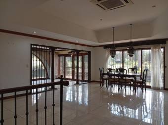 Se vende casa con mas de 2,100m2 en Lindora de Santa Ana 25-1498