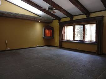 Se vende casa con mas de 2,100m2 en Lindora de Santa Ana 25-1498